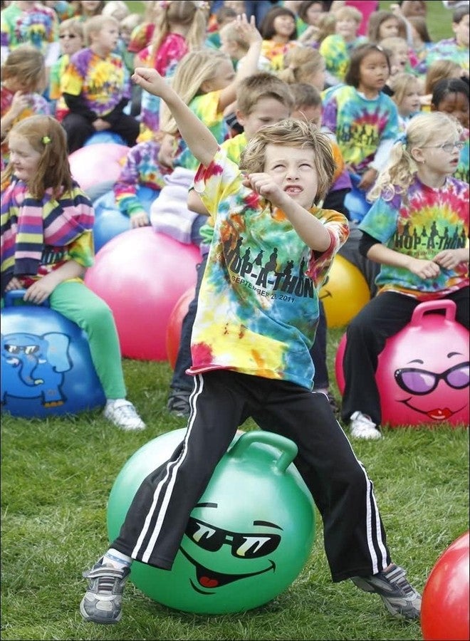 BBD kitchen shop Hop Ball Hoppity Bouncy Ball with Handles Jumping Ball Bounce Rubber Hop Ball for Kids Handle Fitness Toys for Children Adult (55 CM) - Image 3